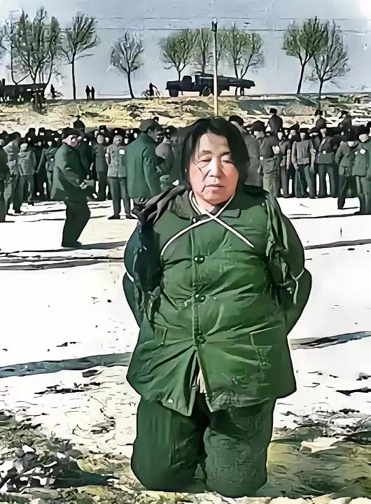 1980年2月8日，哈尔滨工人体育馆里，那个被五花大绑、拖着铁镣的王守信，大喊自