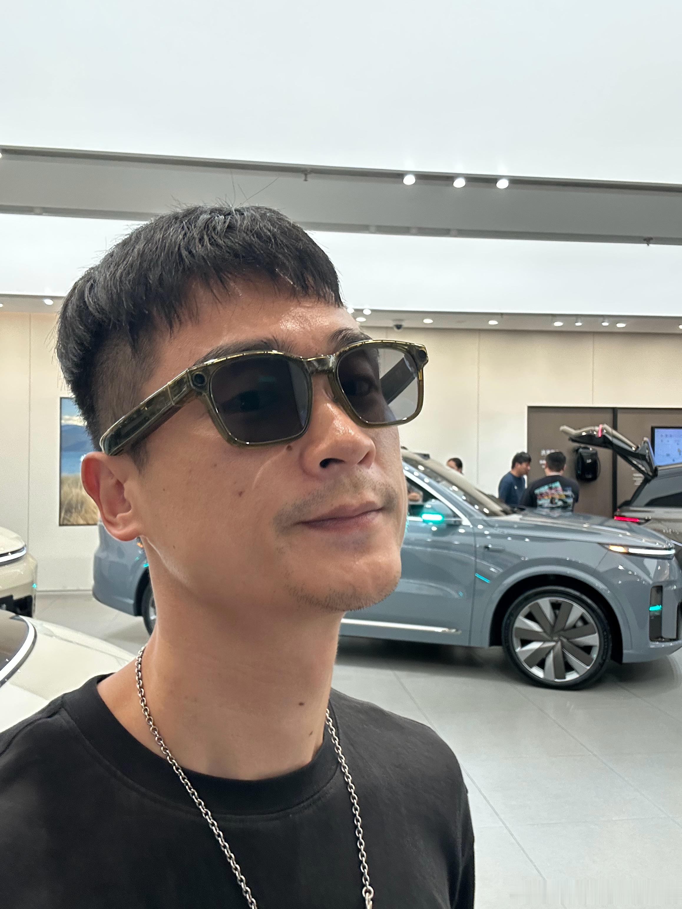 理想Livis眼镜，想搞一副，就冲蔡司镜片和镜架的个性去的，不关注功能，虽然续航
