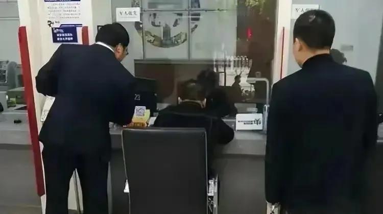 辽宁阜新，男子去银行取钱，却发现卡上的105万元，只剩下2000多元的余额。坐了