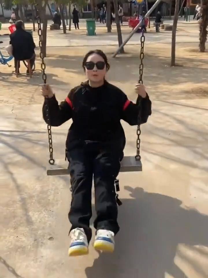 一只青蛙跳下水。准备了，往后面跑慢点，不要站起来，快去。握手，慢点，上，注意安全