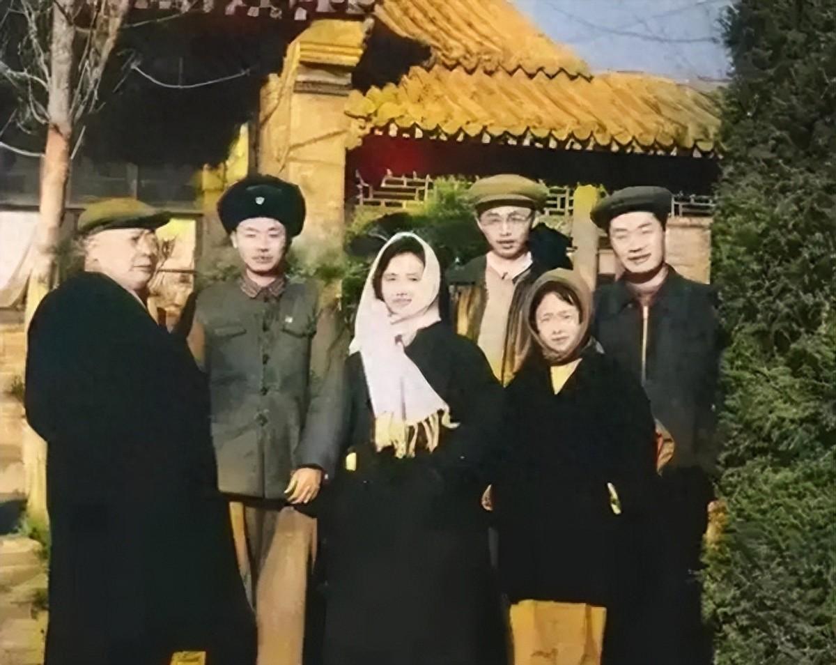 60年代陈毅一家在北京的老照片，当时张茜刚满41岁，气质颜值俱佳
1963年1月