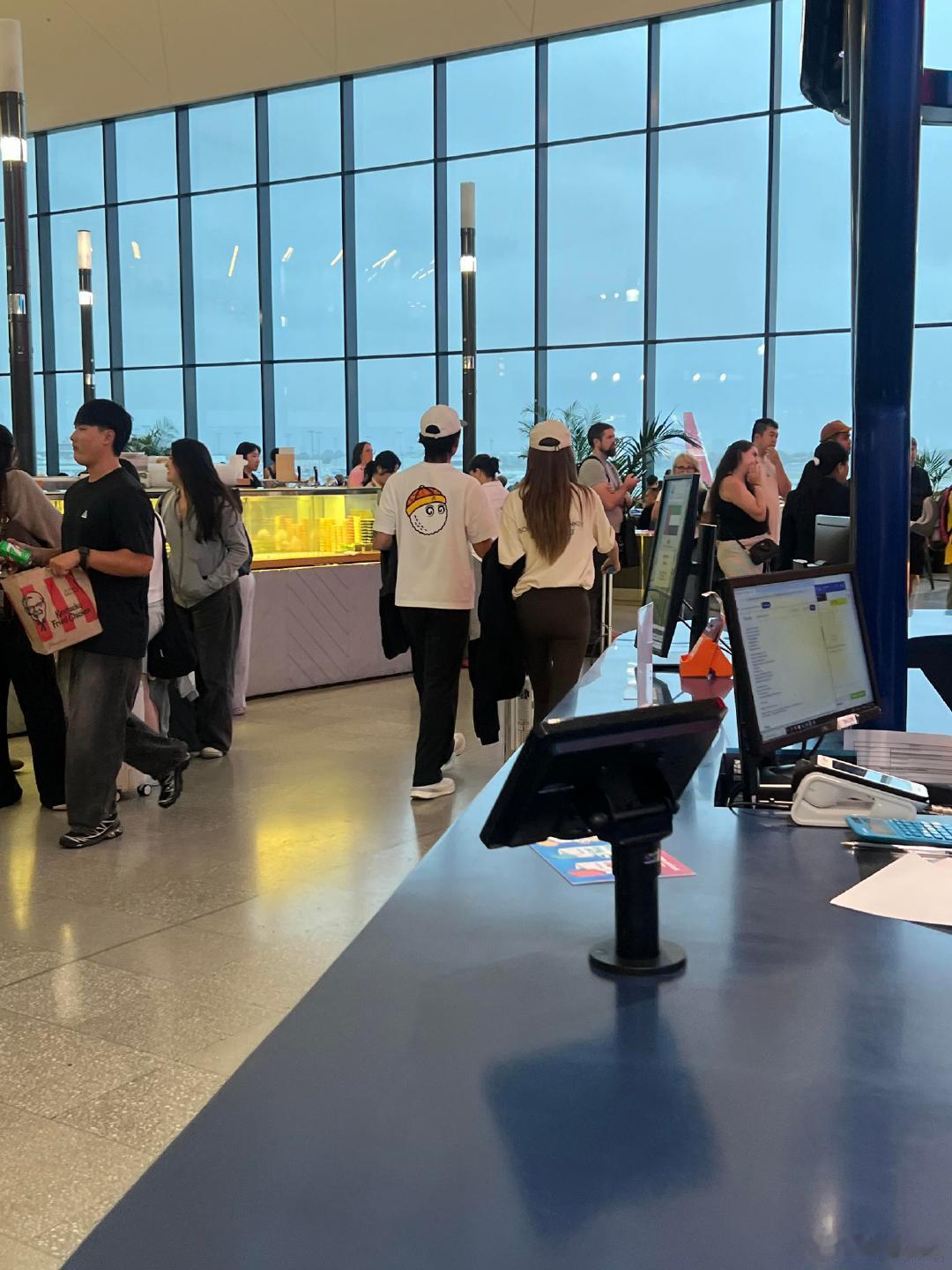 悉尼机场偶遇吴千语施伯雄网友悉尼机场偶遇吴千语施伯雄 网友悉尼机场偶遇吴千语施伯