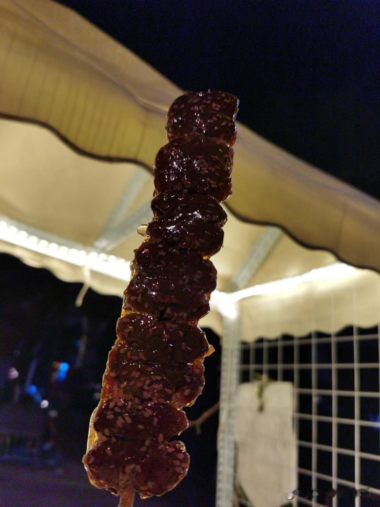 山楂披上晶莹的外衣
点亮冬日的街头
​