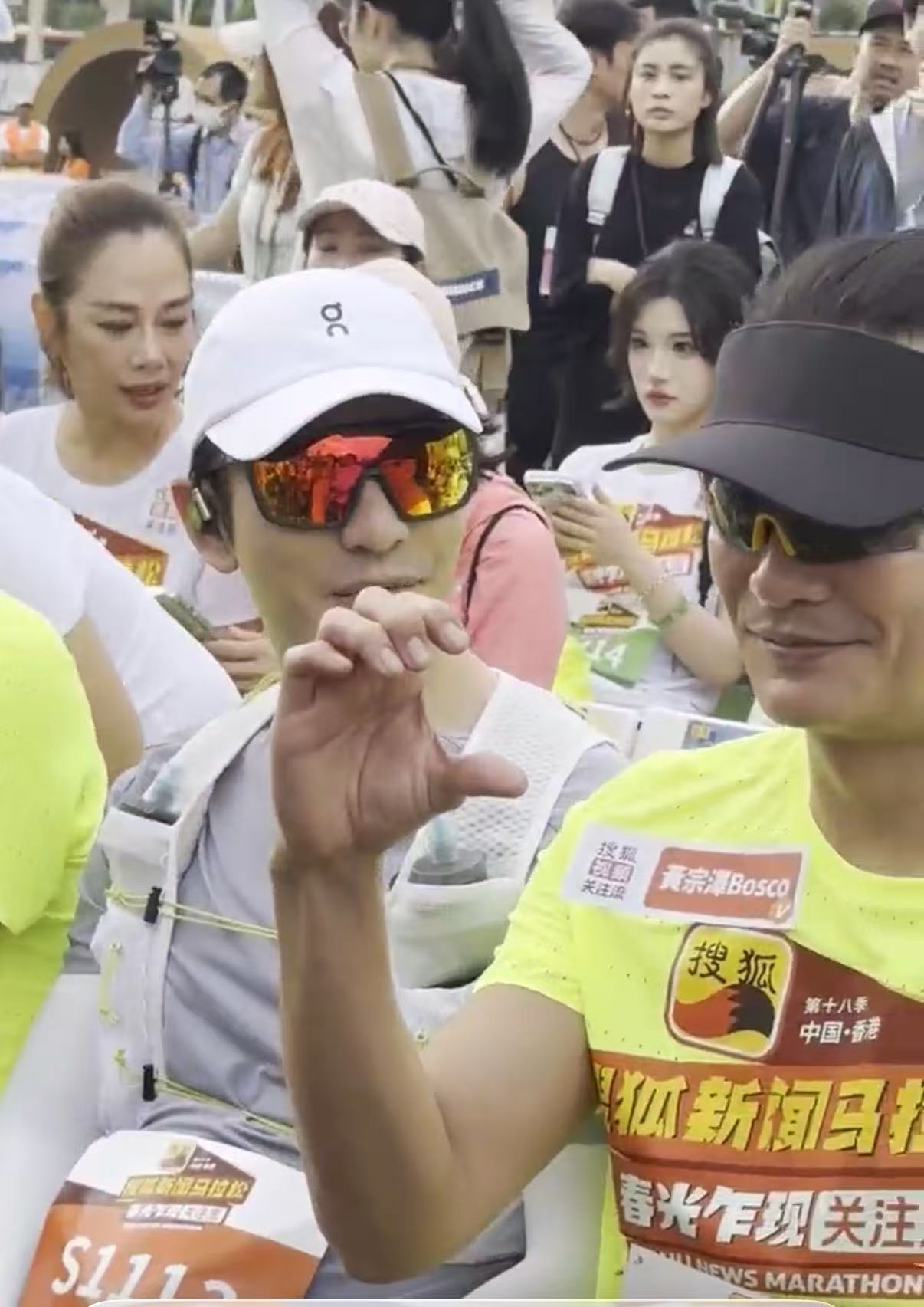 黄晓明老辈子饭撒黄宗泽饭撒vs黄晓明饭撒黄晓明黄宗泽比心，没想到还能看到这两个人