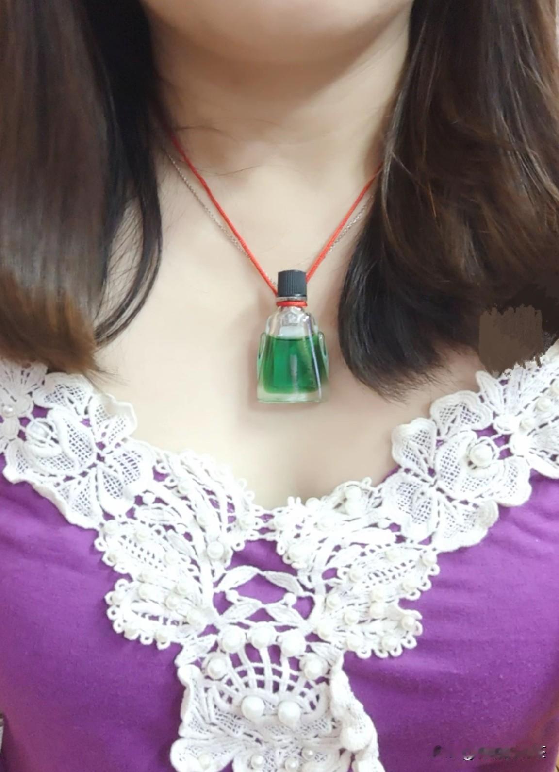今天七夕收到的祖母绿翡翠吊坠，很符合我的气质，各位大佬各位姐妹帮忙鉴定一下！