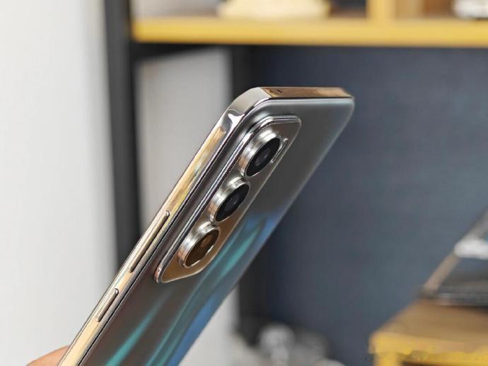 oppo Reno12使用感受 优点 1、续航 续航很ok，而且还是80W快充，