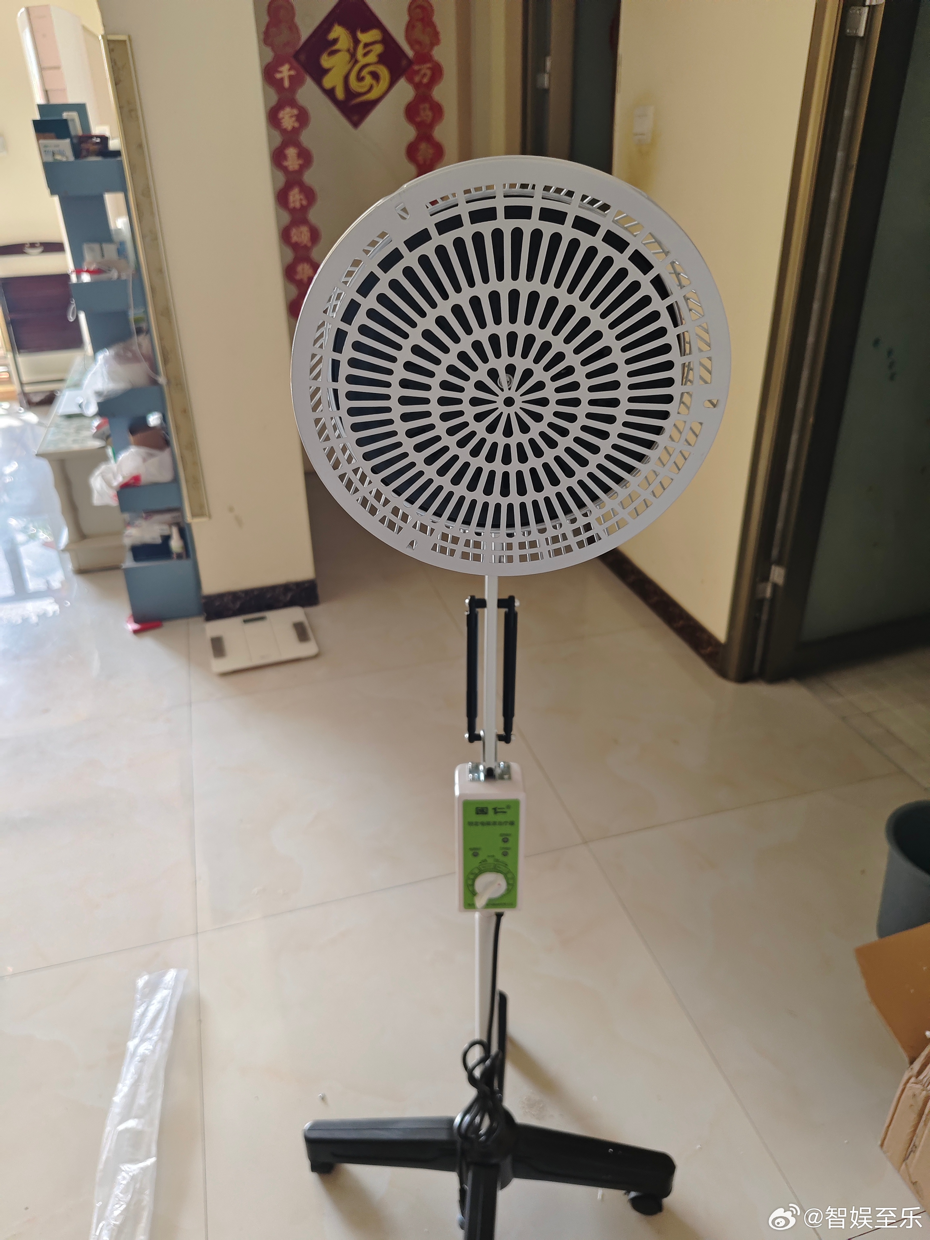 三伏天，不仅要晒太阳，还要烤灯！下雨降温几天，露肩一时爽，寒湿趁机入。 