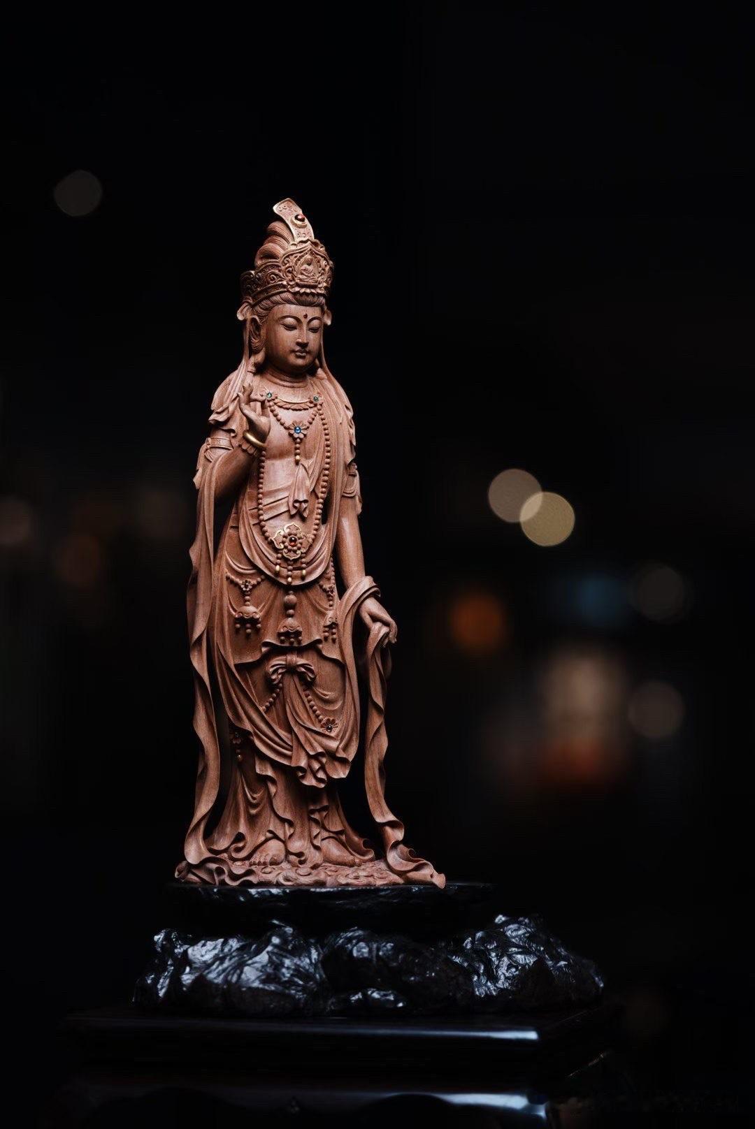 老山檀香的美，不止于香，更在于那份安静而持久的气韵。

这尊《慈航普渡》观音立像