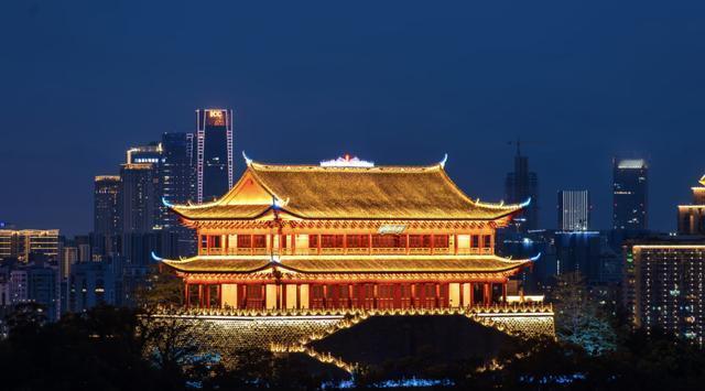 福州镇海楼通宵亮灯，台风“巴威”降级绕道，真的太神奇了！

台风巴威来势汹汹，起
