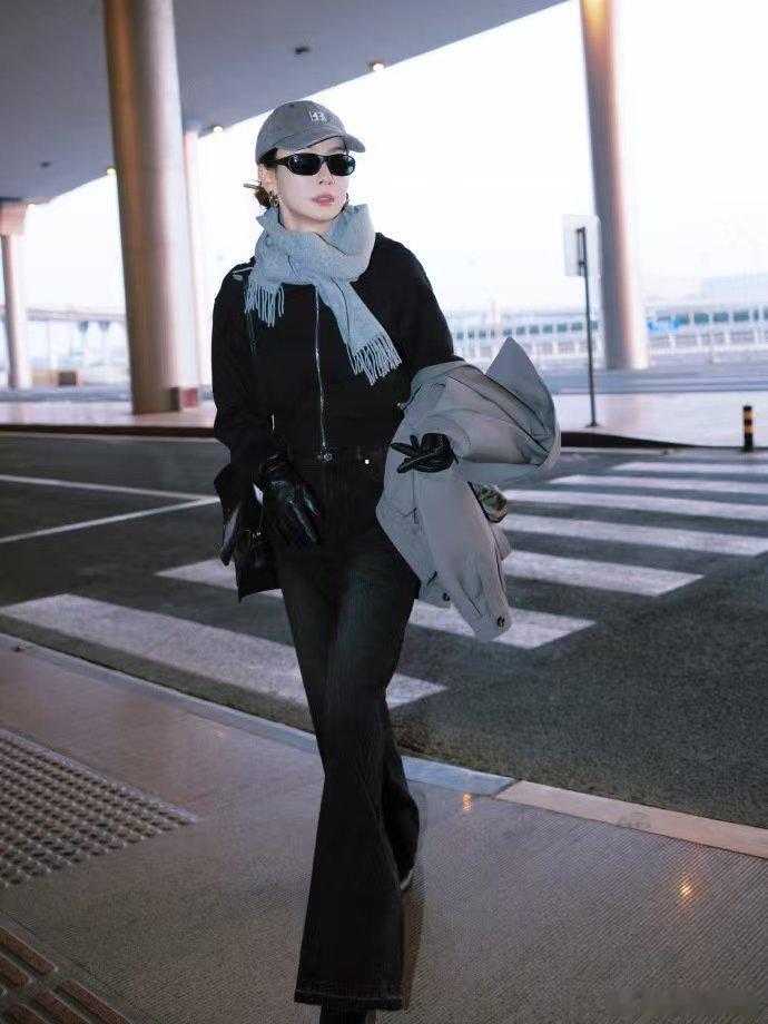 我出片了就戚薇这样 戚薇出片太绝，墨镜一戴气场全开，冷脸萌超吸睛，甜言酷装碰撞，