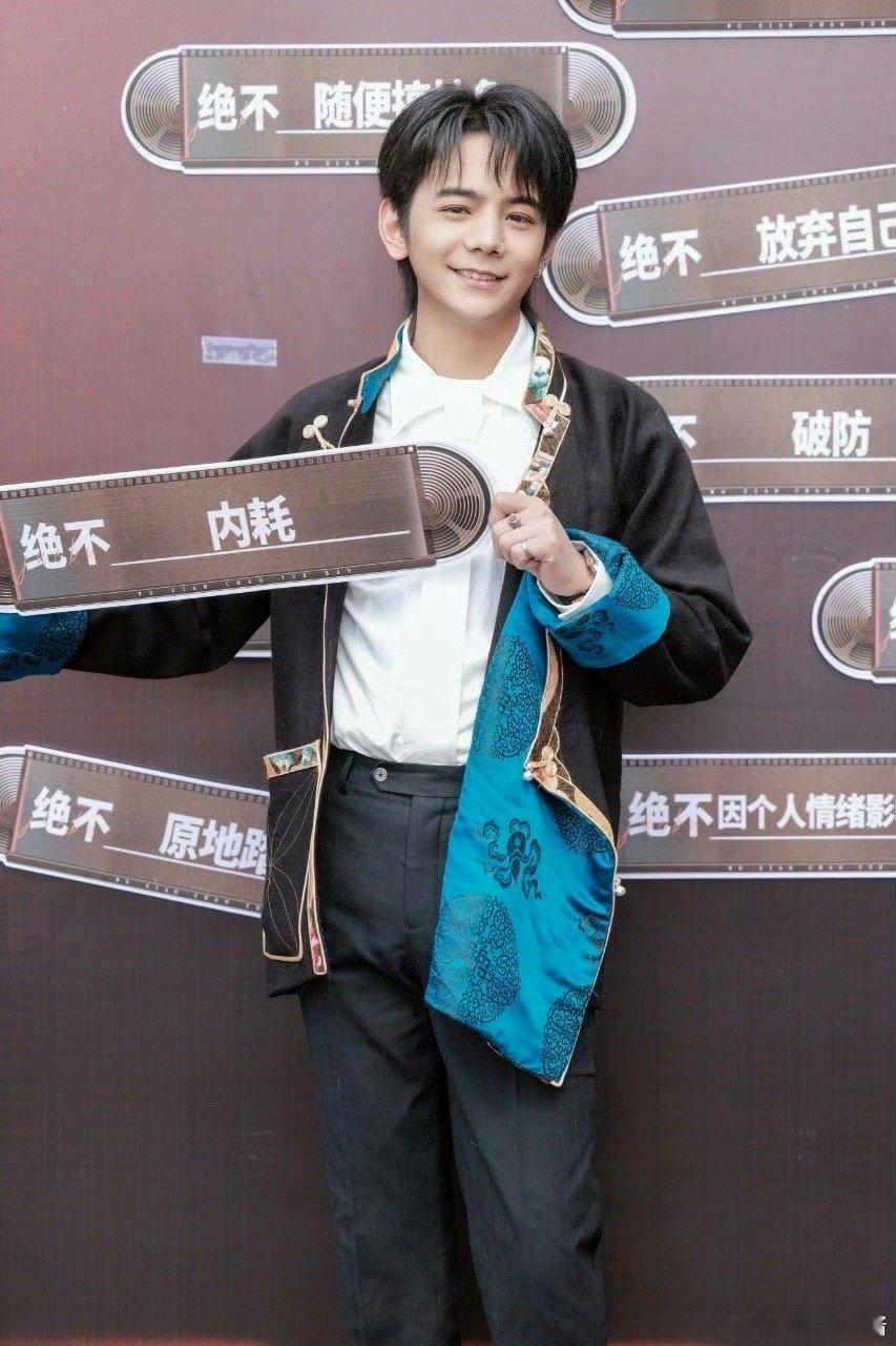 丁真横店骑马上班  谁能够懂丁真在横店骑马上班的含金量了呀，一整个把这气场给拿捏