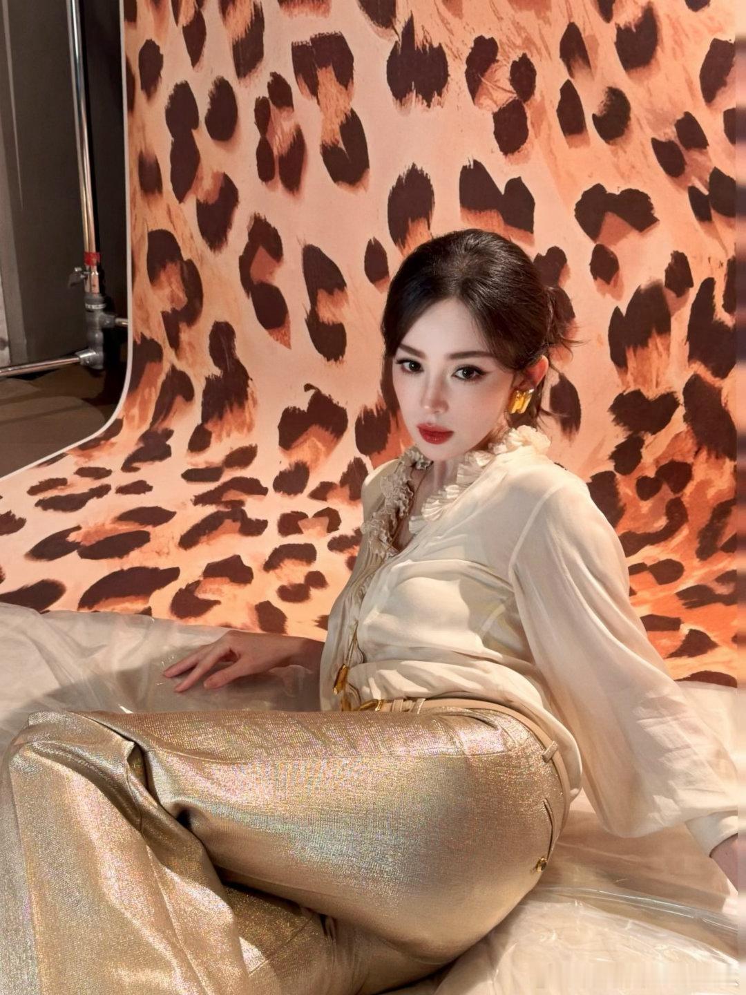 娜扎自带异域美女的气质娜扎清冷又精致 被娜扎的贵气清冷感拿捏！奶白衬衫搭金饰，异