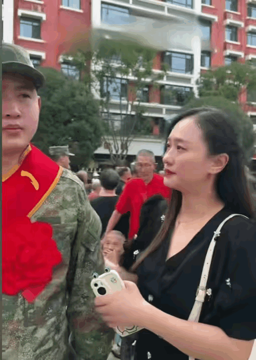 我国春季征兵已进入入伍运兵阶段

一火车站广场，全是穿着光荣入伍的绶带的新兵，来