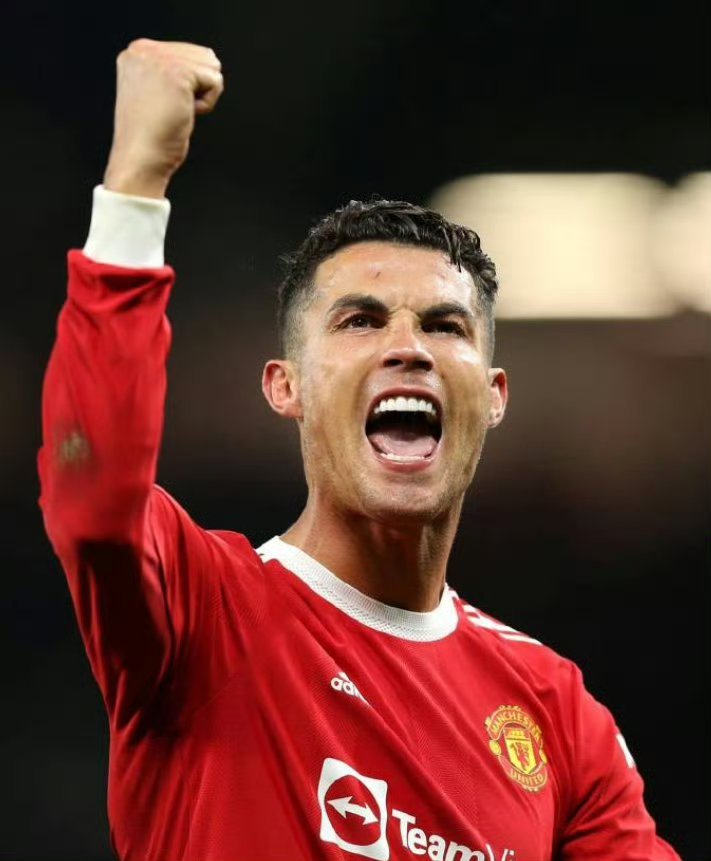 目光所及，心之所向，唯有CR7。2008年C罗当选历史最伟大金球奖 ​​​