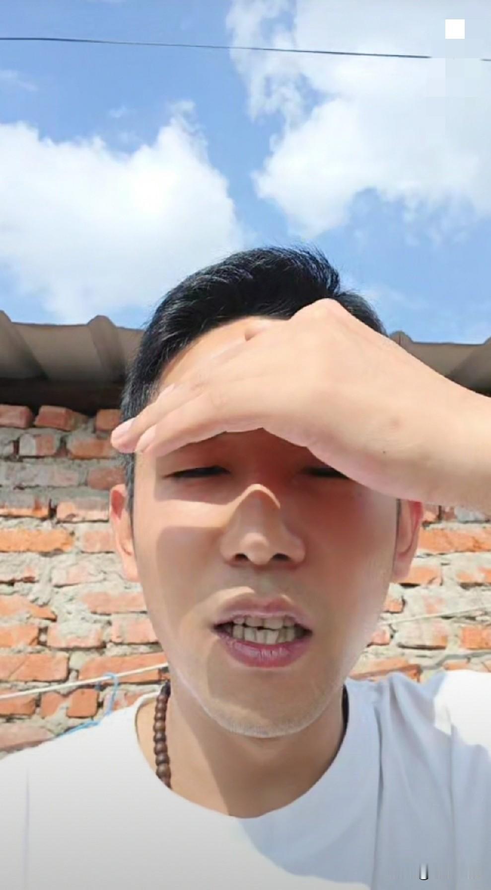 林德东线下和姐姐见面了，他回到了阔别33年的家乡。他离开了温州，离开了帮助他的花