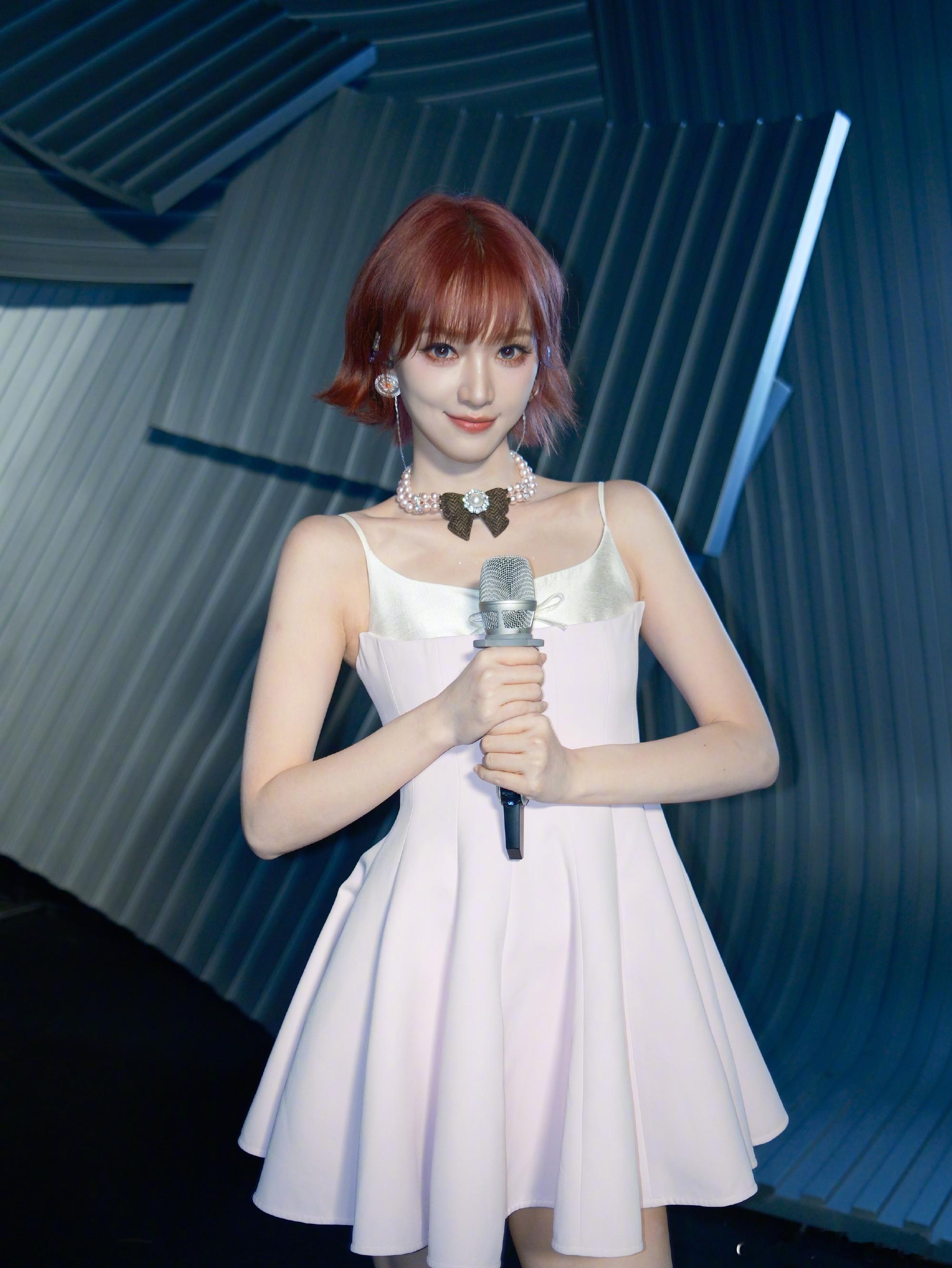 历经坎坷依旧保持初心，乐观面对所有过往，未来一路顺遂无忧黄灿灿自曝在横店被撞飞黄