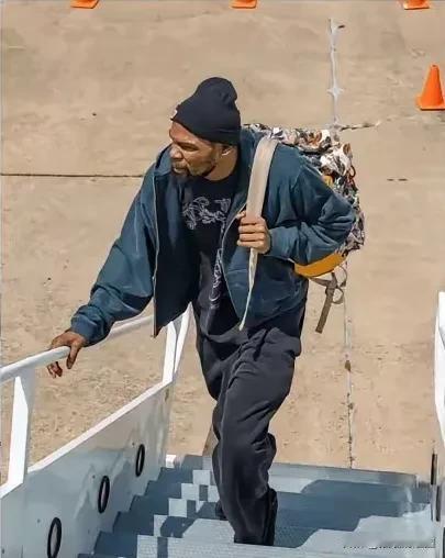 火箭众将出征洛杉矶，亿万富翁杜兰特的登机照片。
这该死的气质。这就是亿万富翁的穿