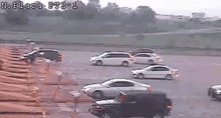 我的天，这是飞跃收费站吗？