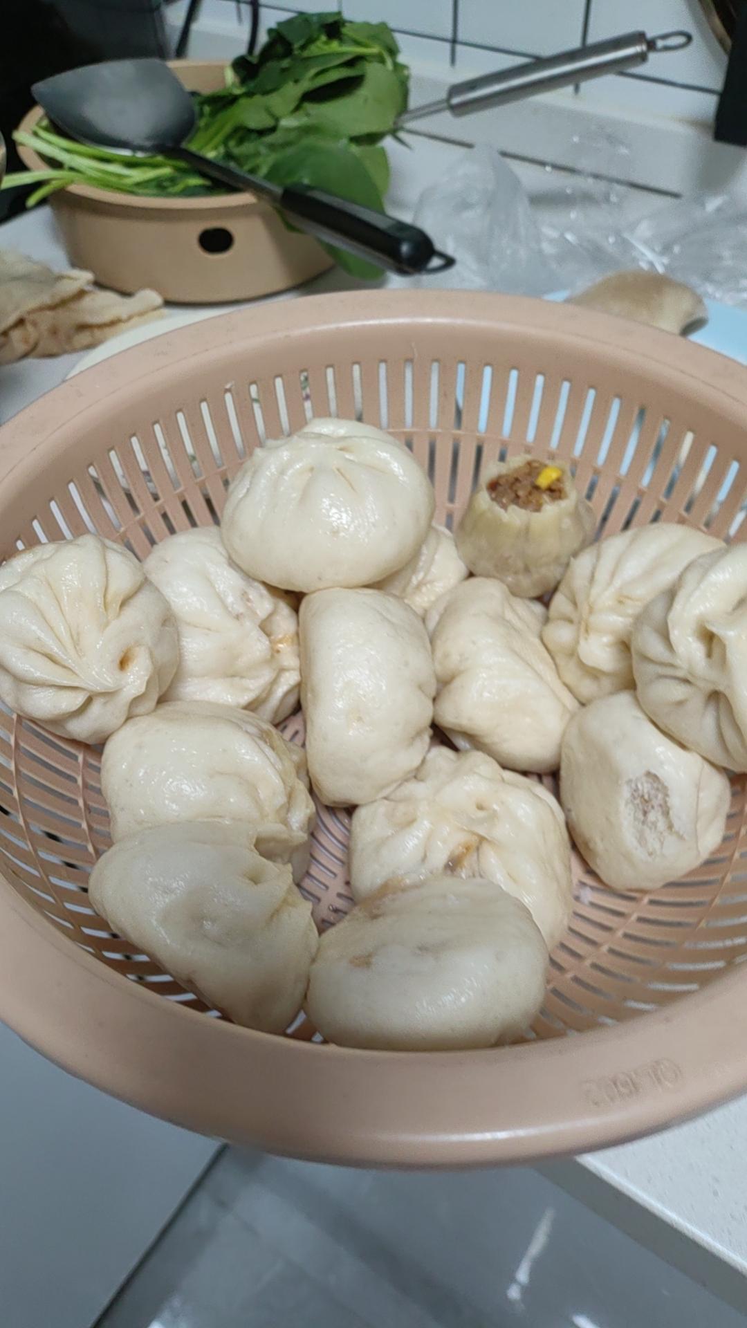 现在包子做的越来越顺手了，模样也美观，好吃的动西，当然大家一起分享，这样多走动，