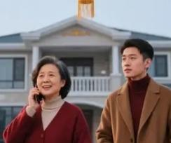 母亲把两套房产全给了哥哥，我没吭声，除夕她打来电话。电话接通的那一刻，听筒里传来