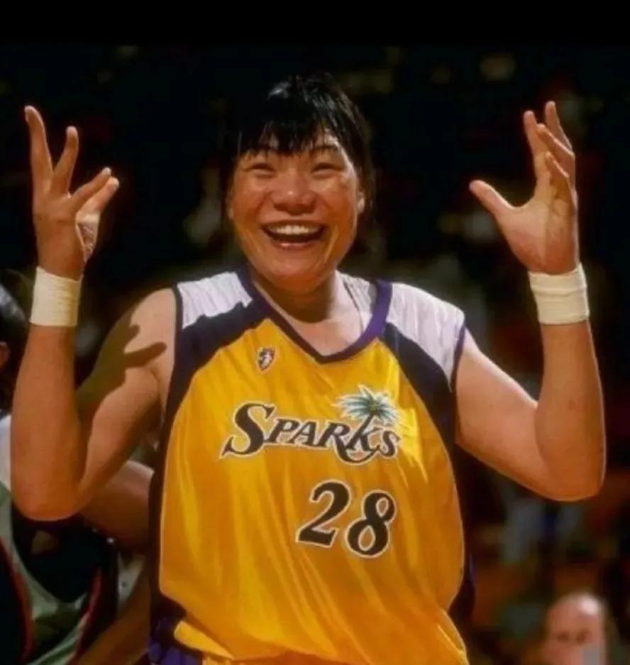 冷知识：上一个在洛杉矶火花打球的球员是女篮名宿郑海涛。
#中国篮球#