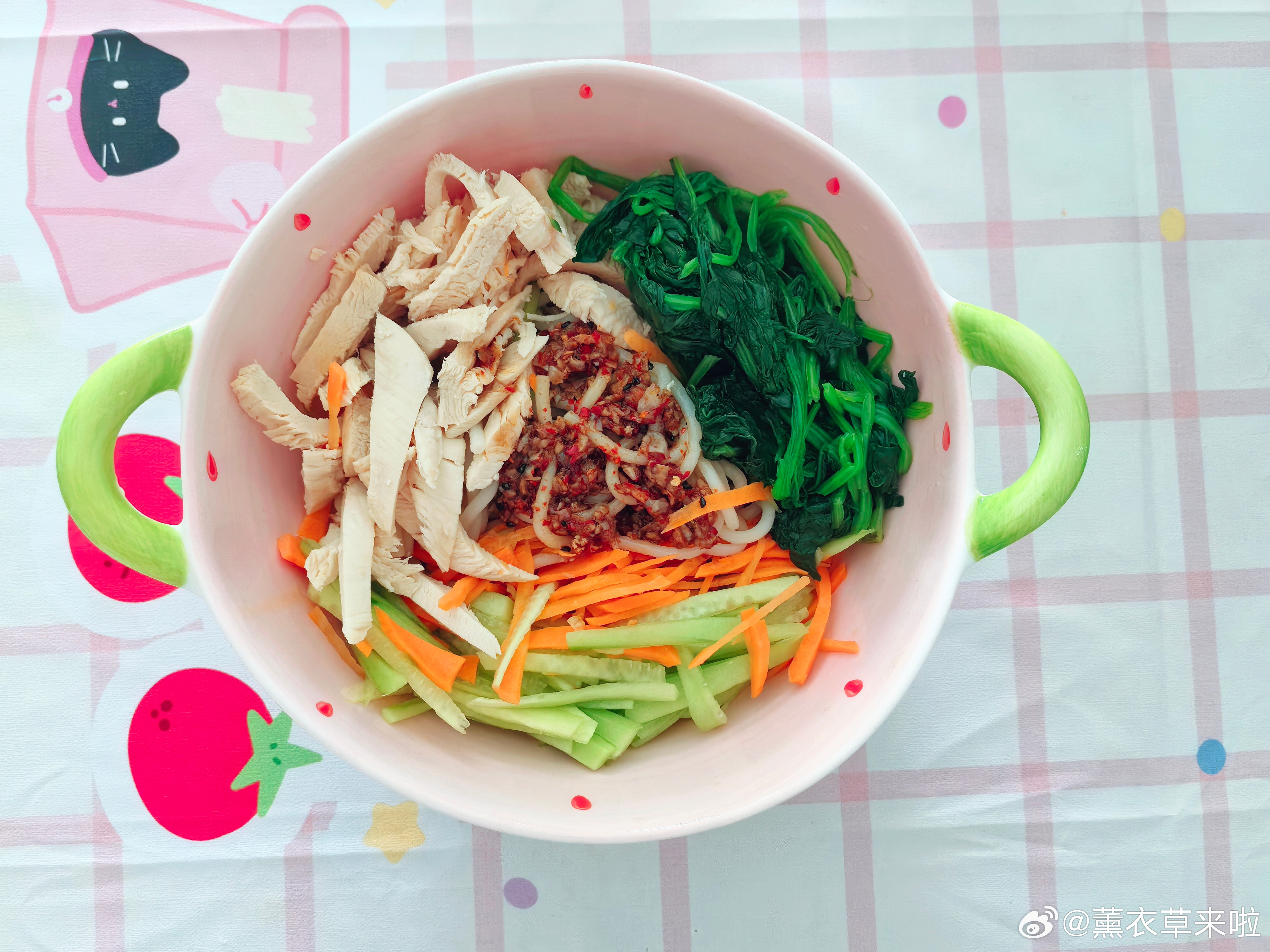 今日午餐 煮了点鸡胸肉和菠菜，简单好吃的凉拌面搞定😋。 