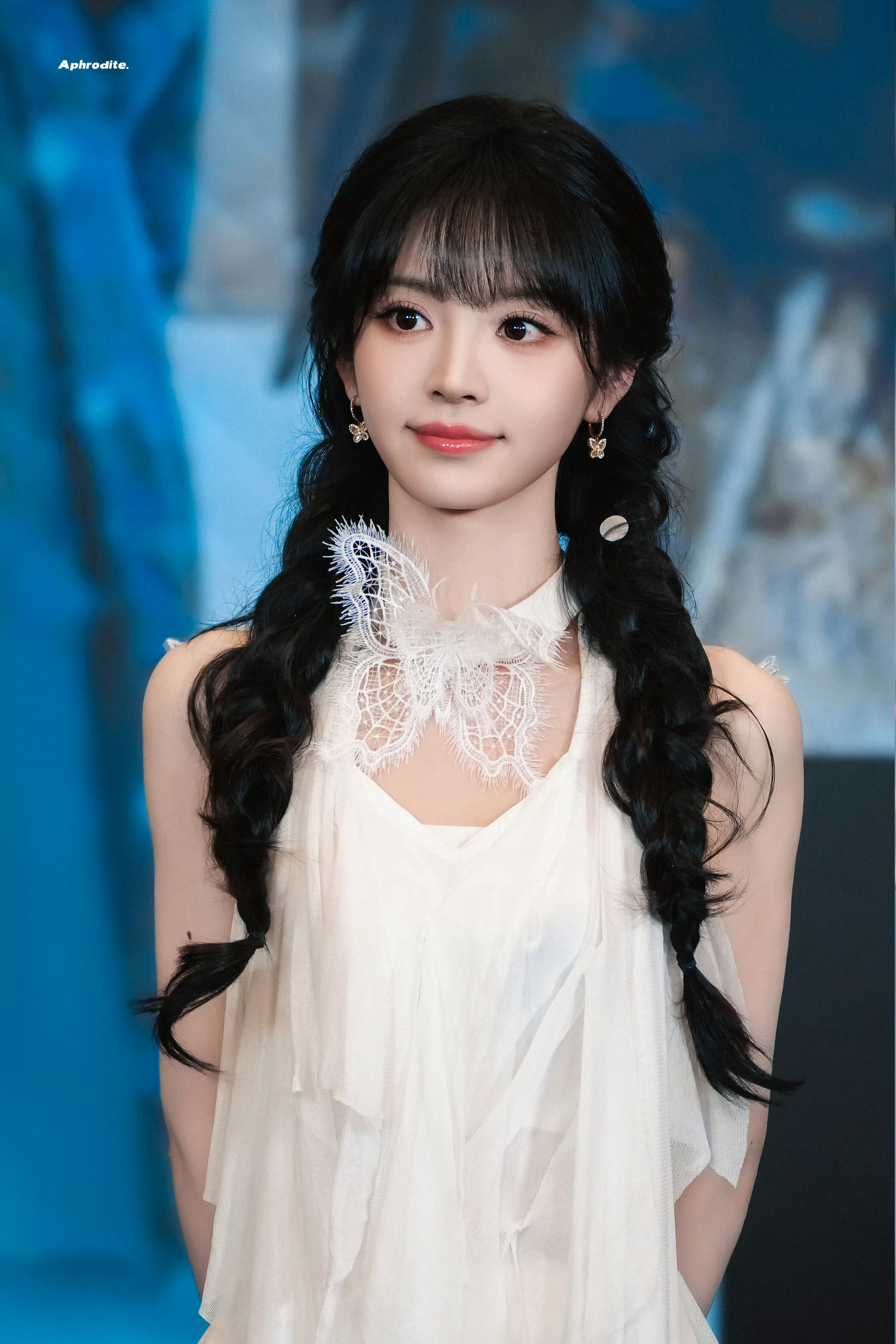 田曦薇今日活动路透图好权威的颜值笑起来太甜了🥰恭喜逐玉爱奇艺和腾讯热度双破万田