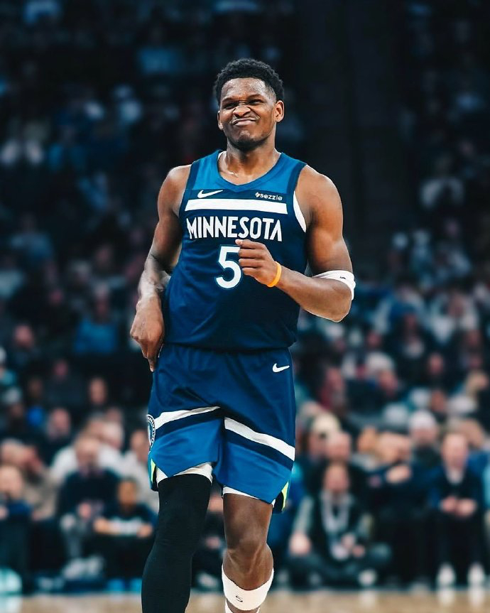 爱德华兹向观众席扔球被罚款 爱德华兹因在2月25日森林狼客场对阵开拓者比赛的半场