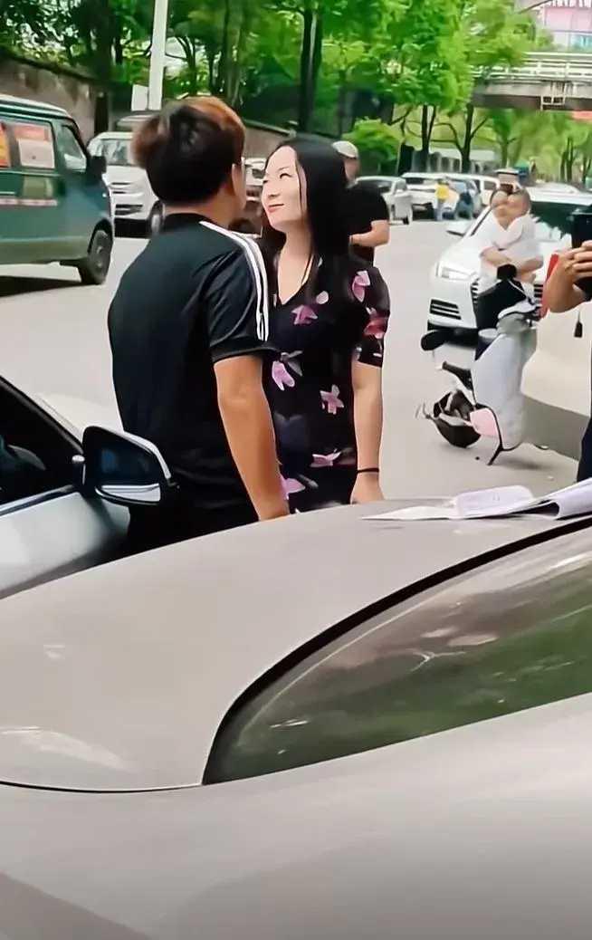 女：都说是大龄女子，追尾必嫁了。现在好不容易碰上运气，你是跑不掉了。
男：是你有