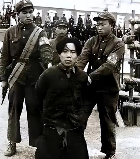 1951年，戴笠独子被处决的消息传到台湾，蒋介石得知后下了个死令。
 
1951