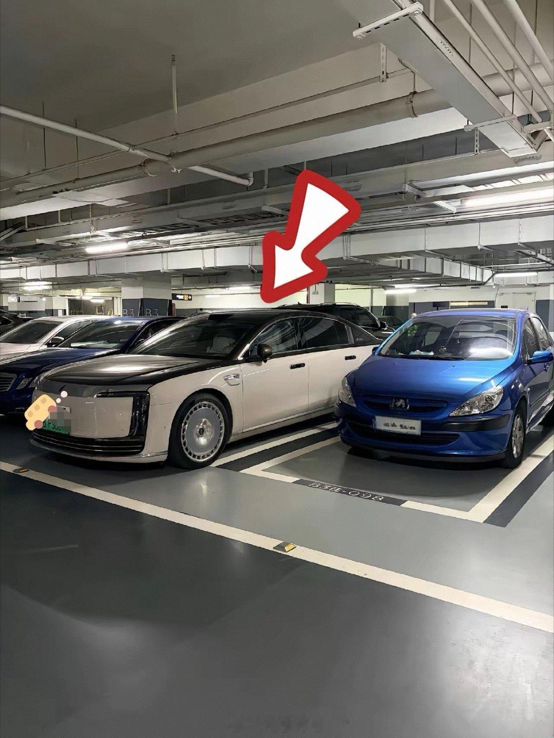 被地下停车场的尊界S800惊艳到了，忍不住停下多看几眼！实车真够大的，气场十足，