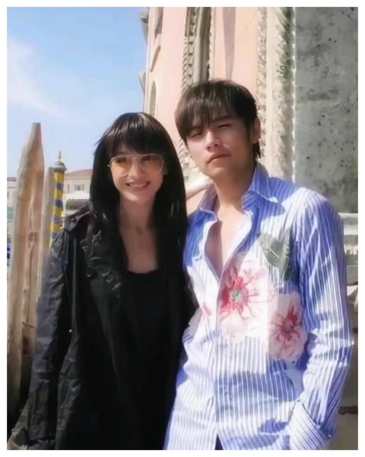 二十多年前，这位女生追着周杰伦合影，瞧她幸福的样子！
如今她也功成名就，成为别人