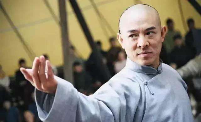 1994年，日本记者质问李连杰：“南京大屠杀死了30万人，你们一个个数的吗？”面