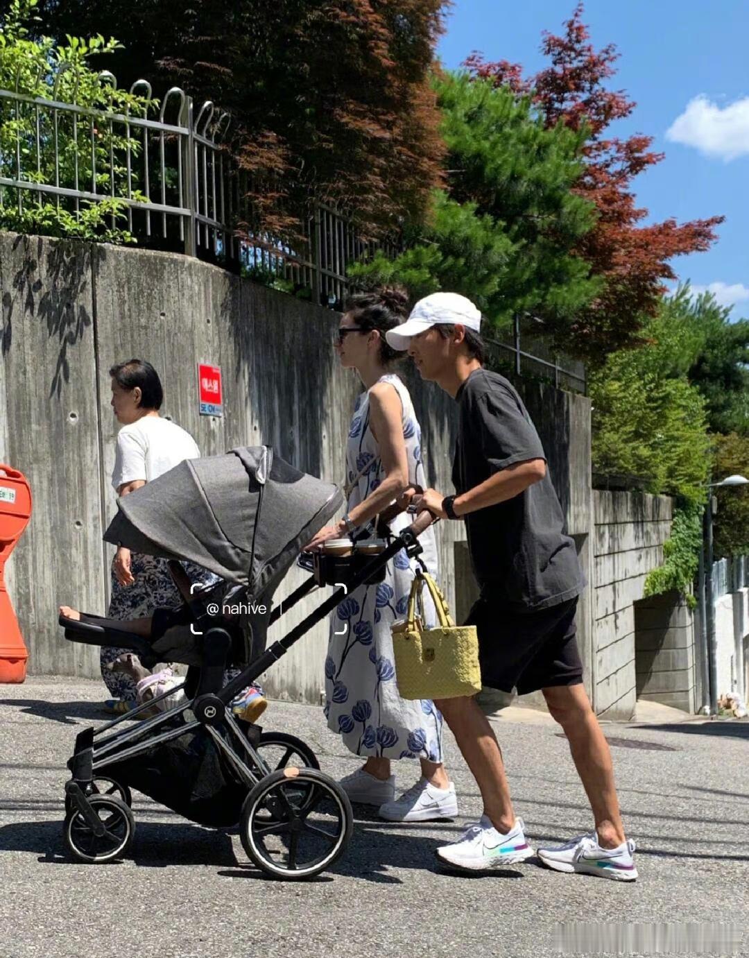 #首尔偶遇宋仲基夫妇遛娃##宋仲基与妻子遛娃# 首尔偶遇宋仲基夫妇遛娃 ​​​