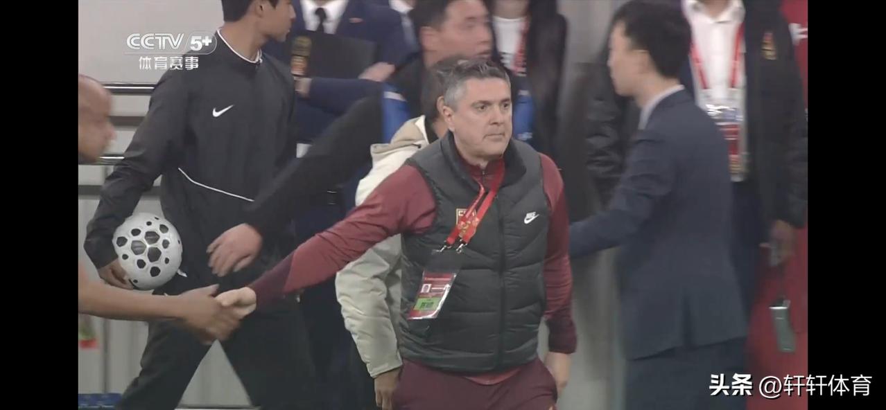 上半场0-2落后，下半场顽强将比分扳平，中国足球历史上一共就只有5场比赛，在落后