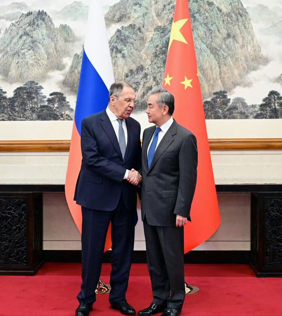 4月14日，俄罗斯外长拉夫罗夫访华，中俄两国外长在北京举行正式会谈，双方直接中俄