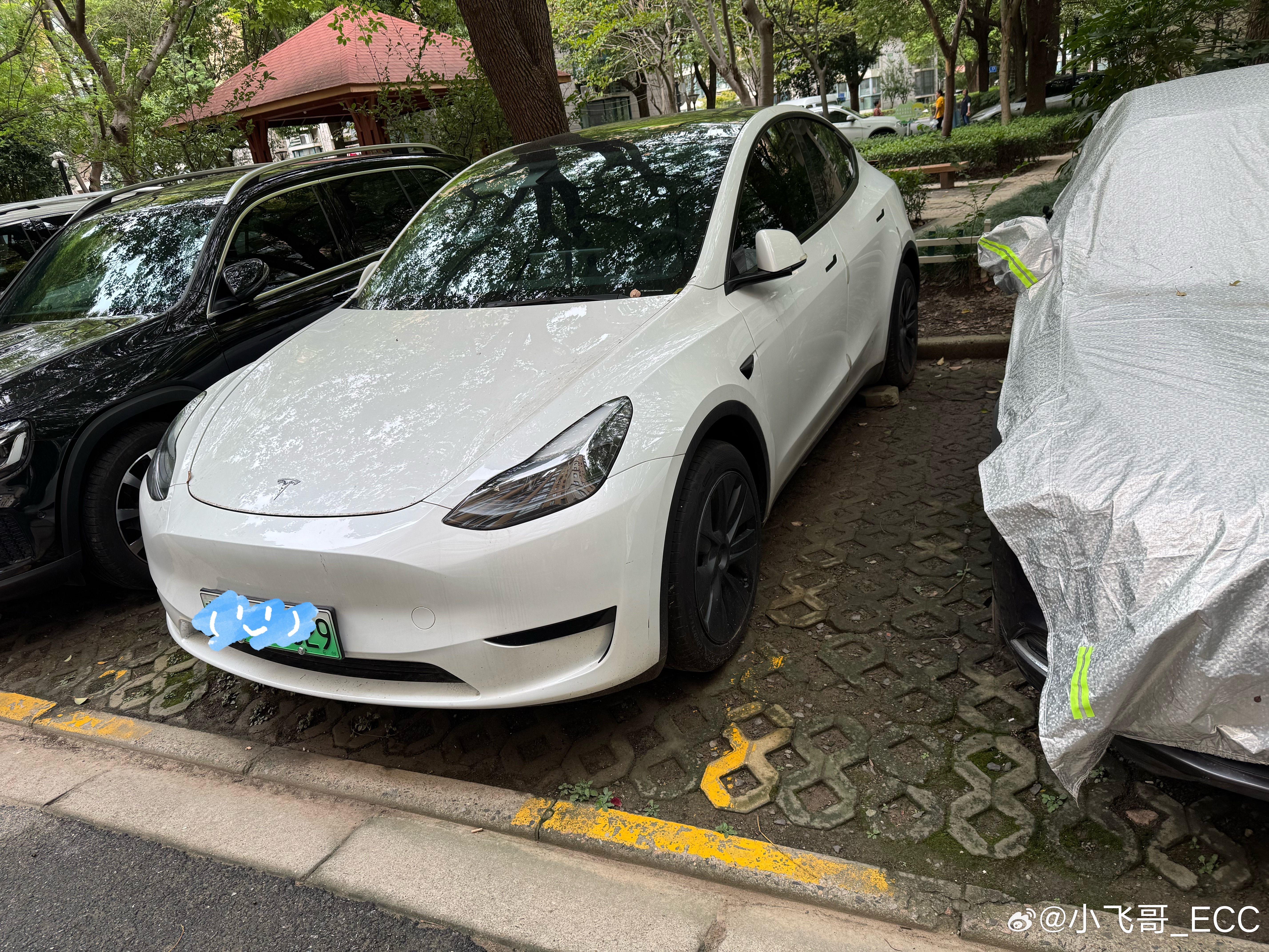停车垫块砖🧱，这个车主年纪绝对超过60岁。我记得小时候我爸开车就有这个习惯，那