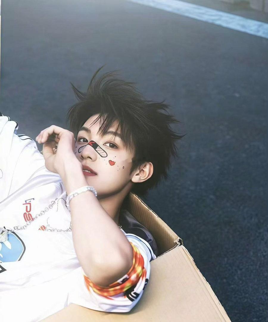 张泽禹19岁生贺照 新的一岁，愿你被看见、被记住、被喜欢。不是因为你完美，是因为