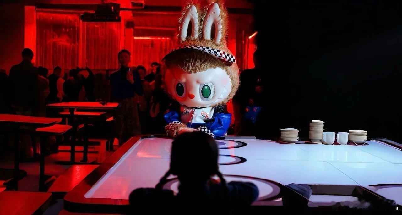 泡泡玛特开始五折甩卖了总体肯定是下降趋势 但依然存在溢价情况。主要还是就隐藏款比