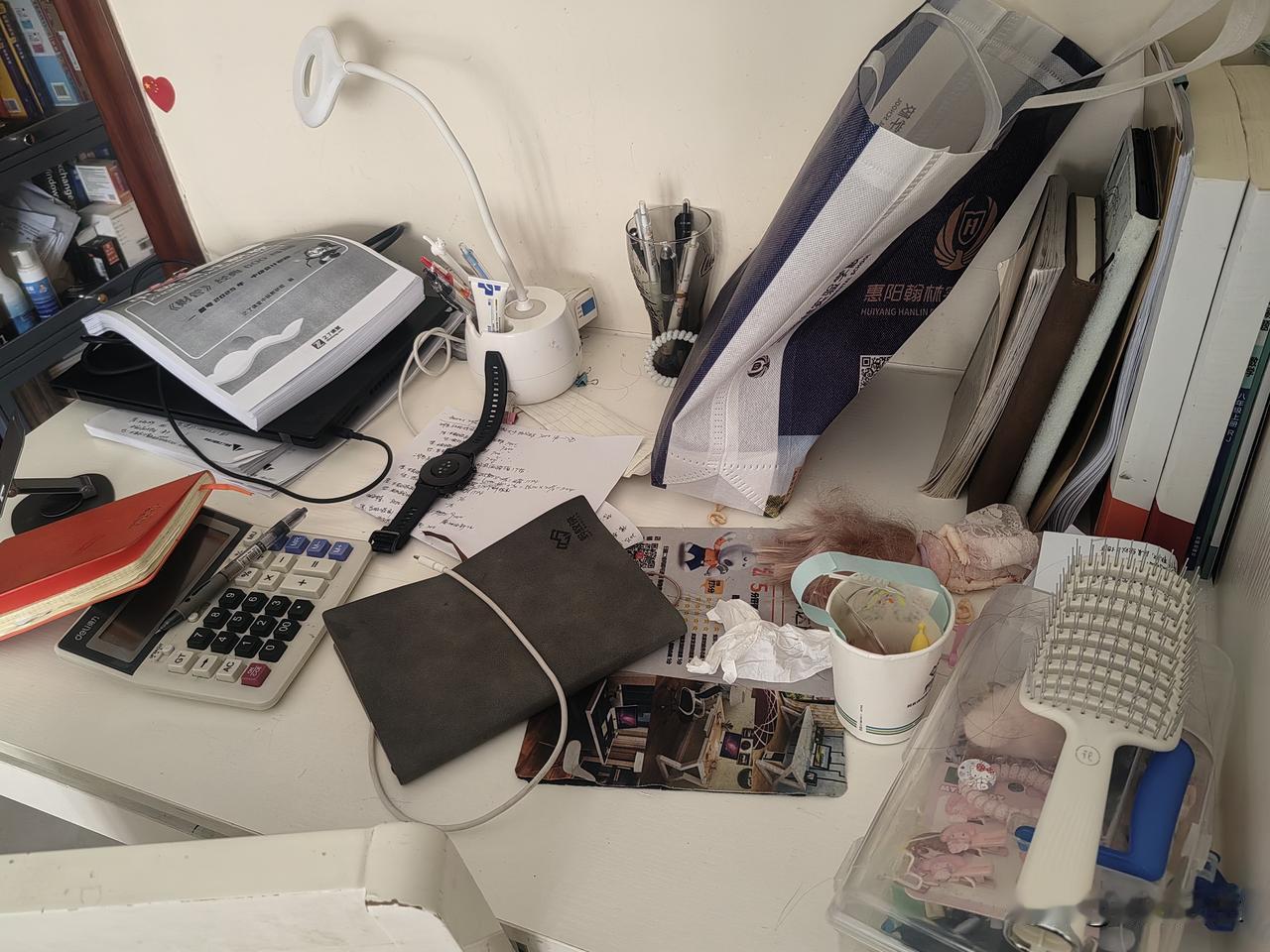 我突然悟透了，那就以毒攻毒吧，暂且这么论。
       我家老大有点邋遢，房间