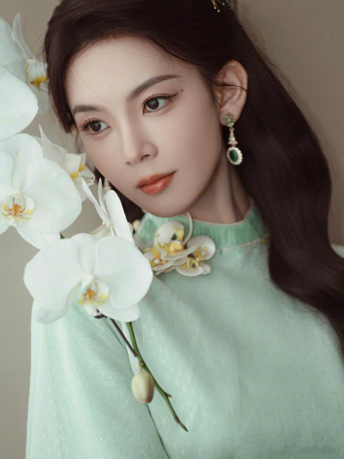 陈瑶姑已到北平霍仙姑抵达北平奔赴北平的霍仙姑如约而至，和风伴古都盛景，陈瑶五官精