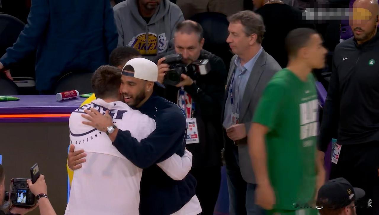 虽然今天湖人在主场以89：111惨败于凯尔特人，但是在比赛结束以后却发生了特别温