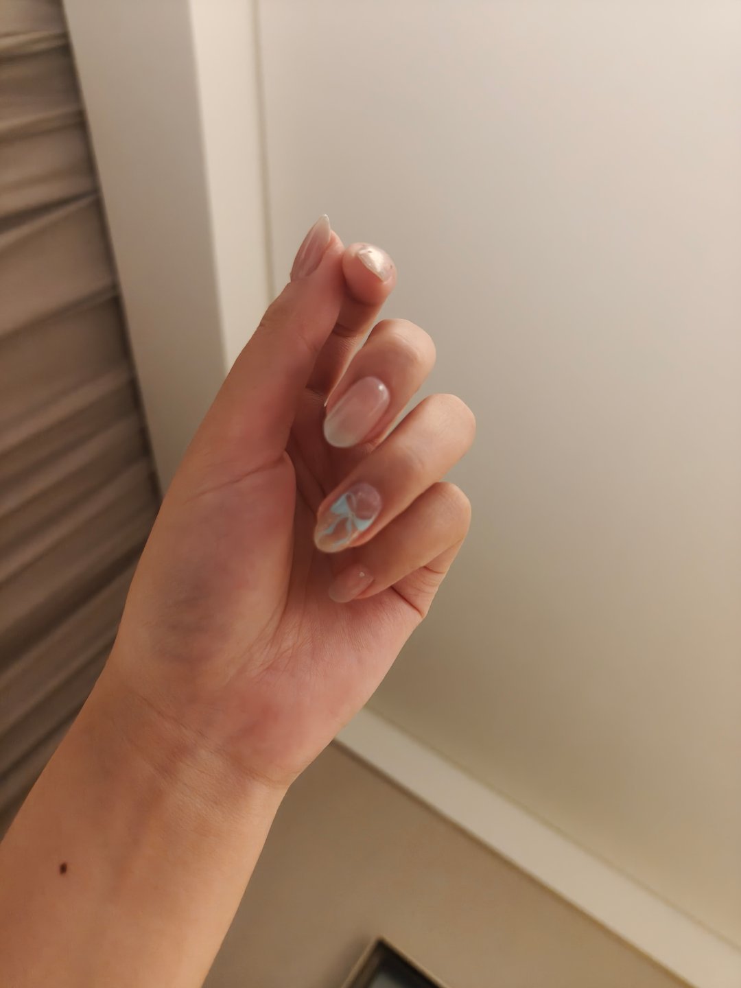 又开始了五一铁锭，图二是我昨天350做的新美甲，带有夏天一点的蓝色晕染，以及手绘