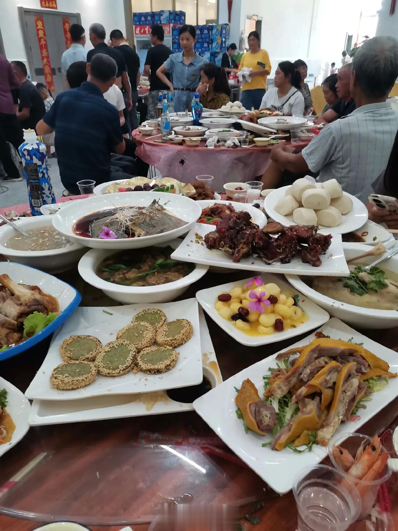 #农村办酒席村民凌晨3点帮忙拔鸭毛#江西某地农村办酒席，上桌子26道菜。[赞] 