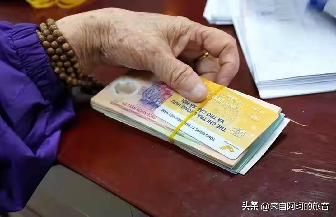 97岁的老革命，党龄快80年，办个养老金授权续期，被河内一个基层窗口的女公务员要