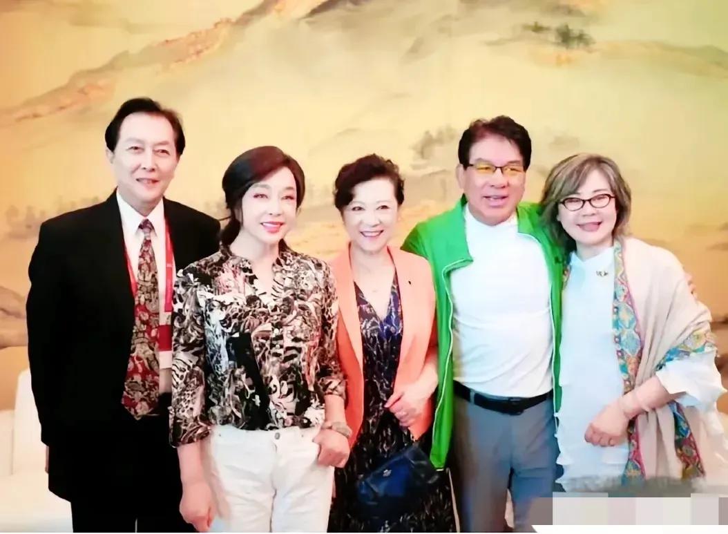 五位都是老戏骨，可我只认得唐国强一个人，有一位貌似刘晓庆又不敢确认，其它几位就更