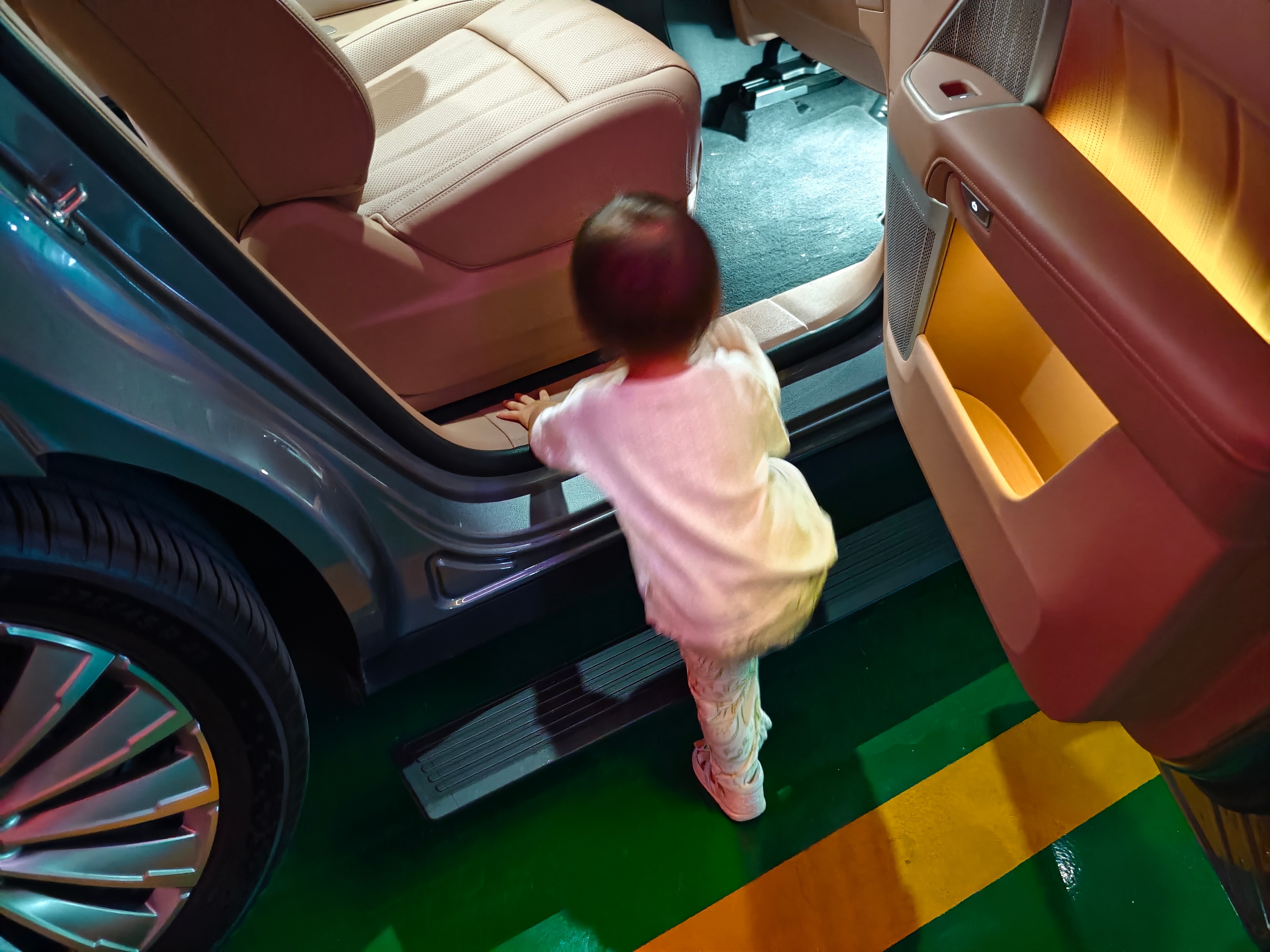 没有电动脚踏板的 SUV，都不能叫家用 SUV，下面的三张图从那里要来的，他闺女