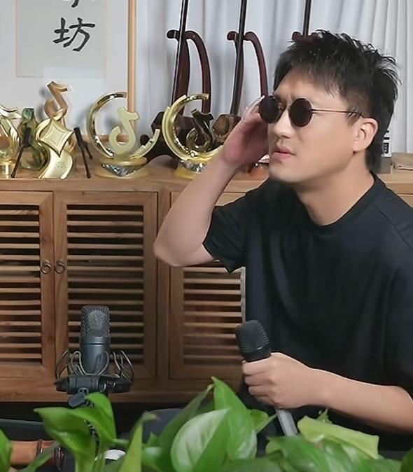 才艺、娱乐、人品，到底什么才是才艺主播的底气
 
最近刷到二饼、莫愁两位主播先后