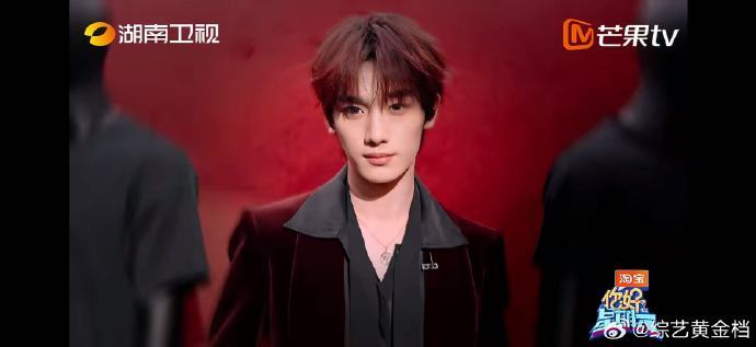 丁程鑫每次出场都帅我一脸丁程鑫红丝绒西装熟男味你好星期六丁程鑫真的很适合红丝绒，