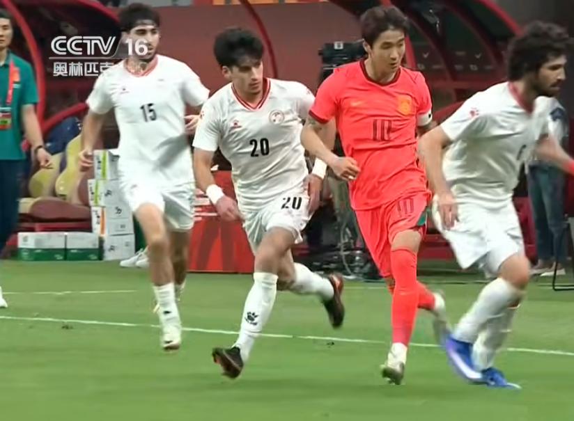 国足热身赛战报，韦世豪两黄染红，中国0-1不敌塔吉克斯坦，四场热身赛1胜3负，进